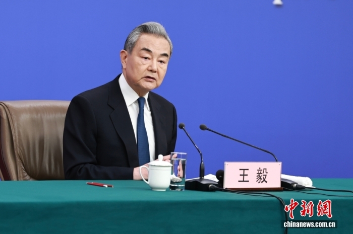 3月8日上昼10时，104届齐邦人年夜4次集会正在梅天亚核心音讯公布厅举办记者会，恭请中同中心政事局委员、中接部少王毅便“华夏中接战略战对于中联系”相干题目归问中中记者发问。中新社记者 蒋开亮 摄
