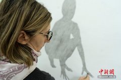 从街头巷尾到艺术展厅 一位意大利艺术家的“山城观察”