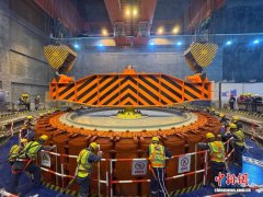 华电金上拉哇水电站首台机组转子成功吊装